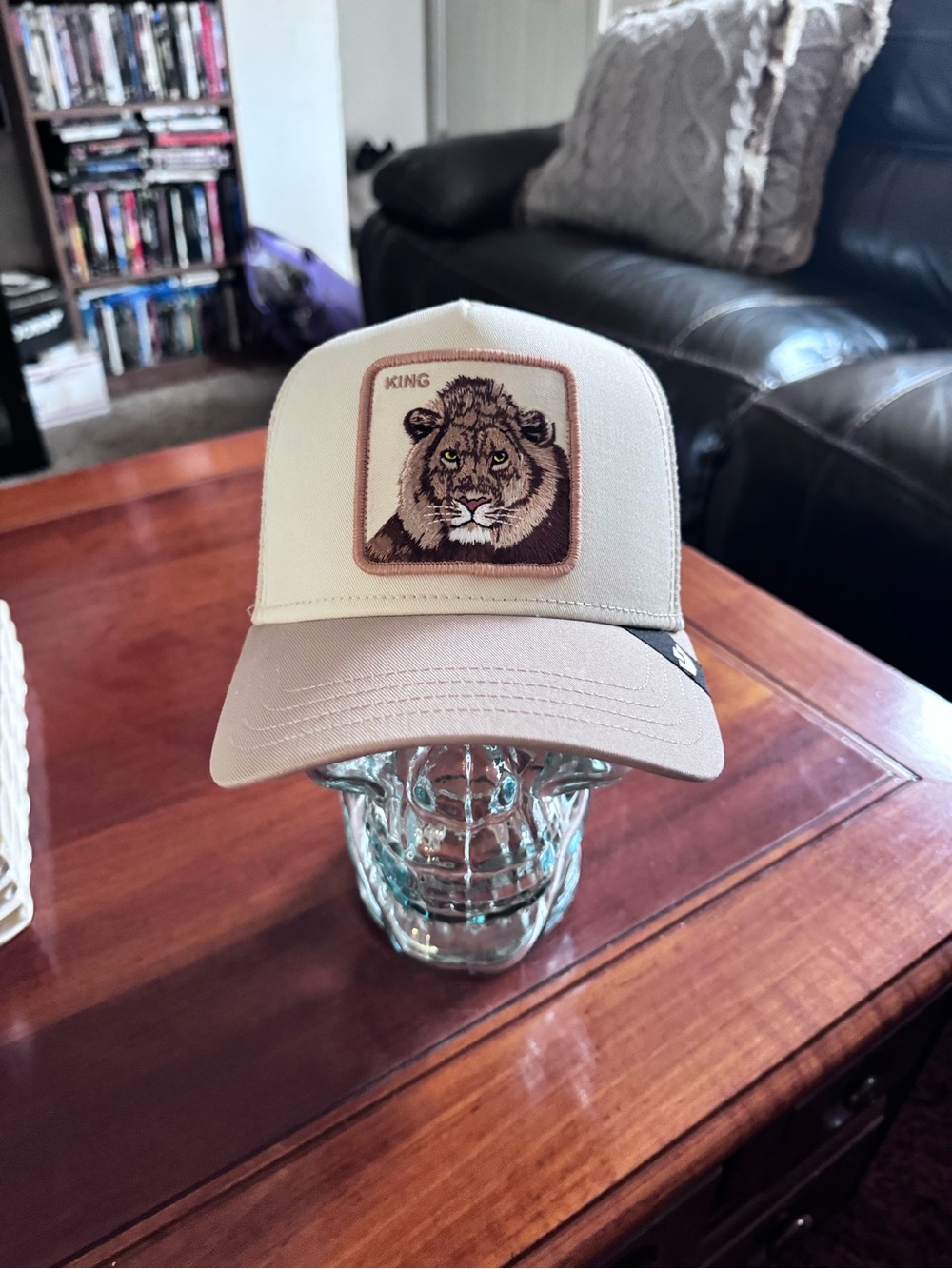 Goorin Bros. "KHAKI THE KING" King.
Trucker Hat. Mesh SnapBack NWT
